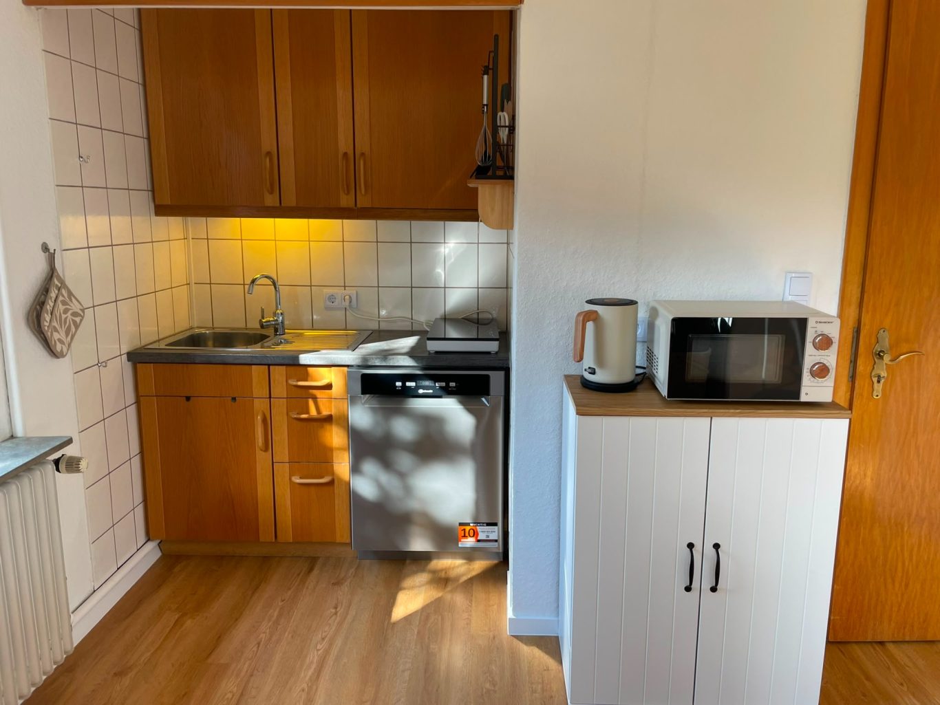 Küche - Kochbereich Küche mit Geschirrspüler, Backofen, Induktionskochfelder und Mikrowelle