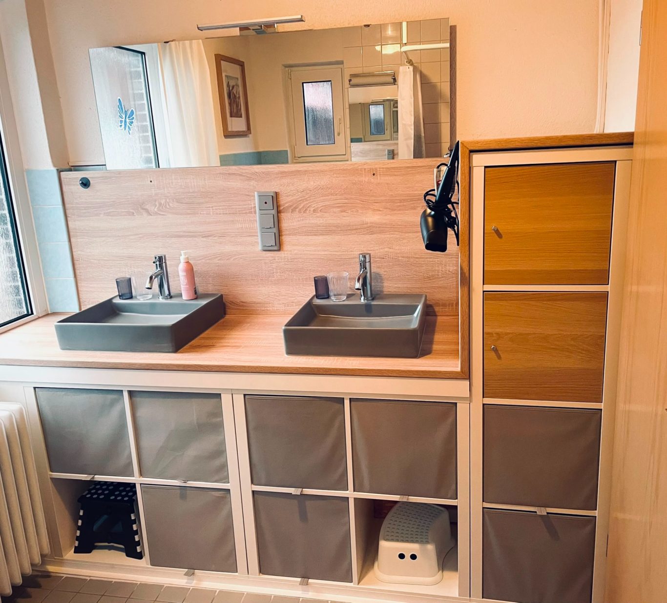 Bad - EG. Bad - EG. Modernisiertes Badezimmer, 2 Waschbecken, 2 Tritthocker, Dusche, WC-Garnitur mit integriertem Kindersitz
