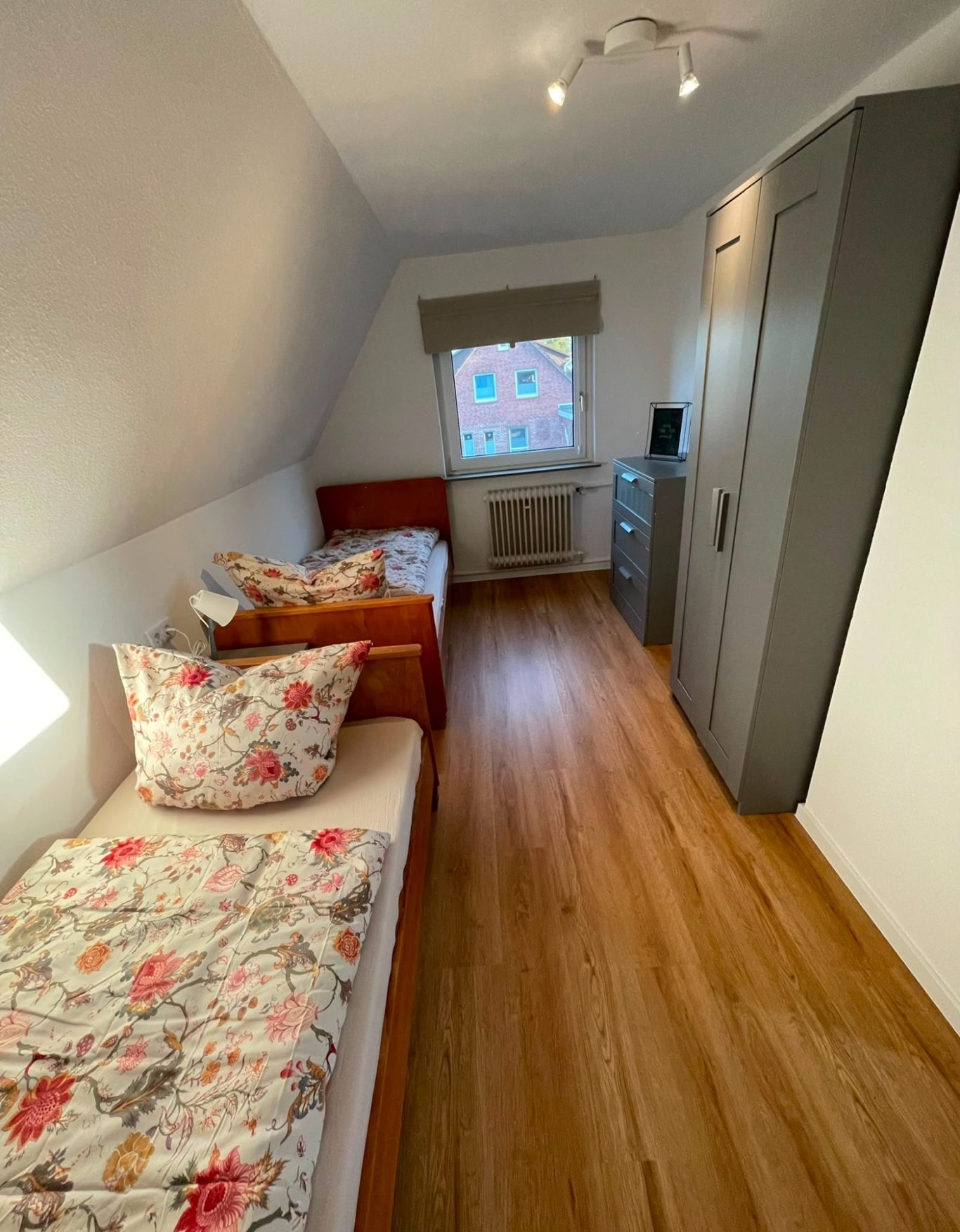 2. Schlafzimmer - OG. 2. Schlafzimmer - OG. 2 Betten 90 x 190 cm, Kleiderschrank, Kommode