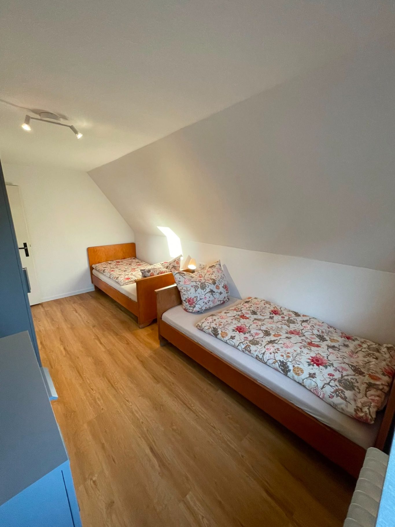 2. Schlafzimmer - OG. 2. Schlafzimmer - OG. 2 Betten 90 x 190 cm, Kleiderschrank, Kommode